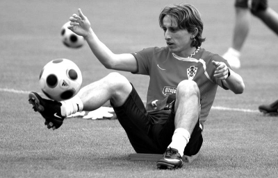 RNG旗下公司宣布破产！Nuguri现身赛场，穿DK队服为许秀加油