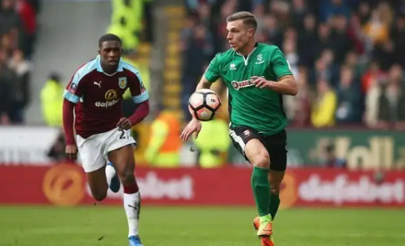 拉锯战！火箭三分12中三陷被动：杜兰特12分七板，乌度卡场边抱怨